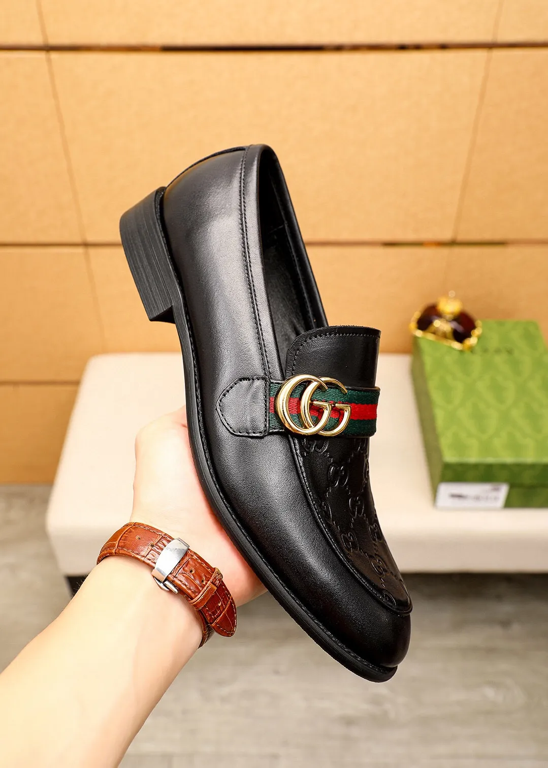 Men's shoes 💰400 💐 Product trademark: GUCCI "Gucci" casual leather shoes Regular size: 39-44 (38.45.46🉑️Customized) Product materials: Selected imported first-layer calfskin embossed upper + luxury hardware buckle, imported 🐑 sheepskin lining. Strong three-dimensional visual effect, original combination outsole Color: 1⃣️color optional